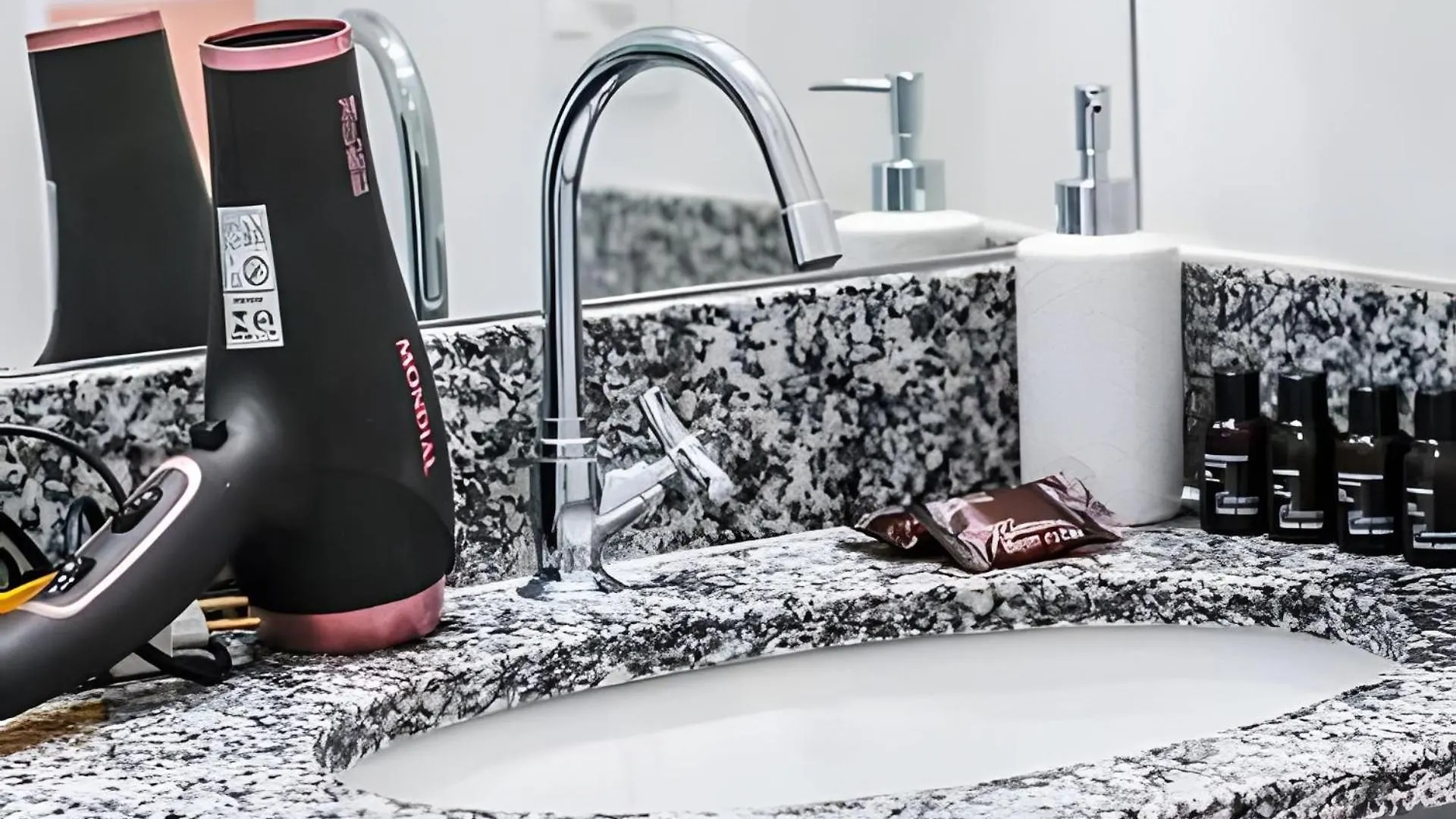 Studio Com Piscina No Bras - 2 Min A Pe Do Metro São Paulo Brazílie